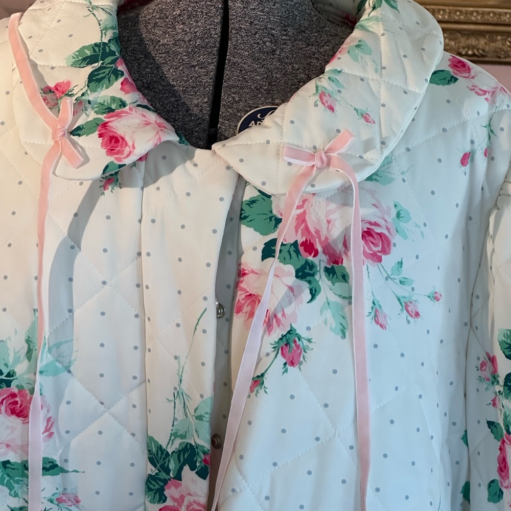 Past Season Selkie The House Coat in Roses and White Quilted Fabric. Fabulous! - Picture 3 of 9